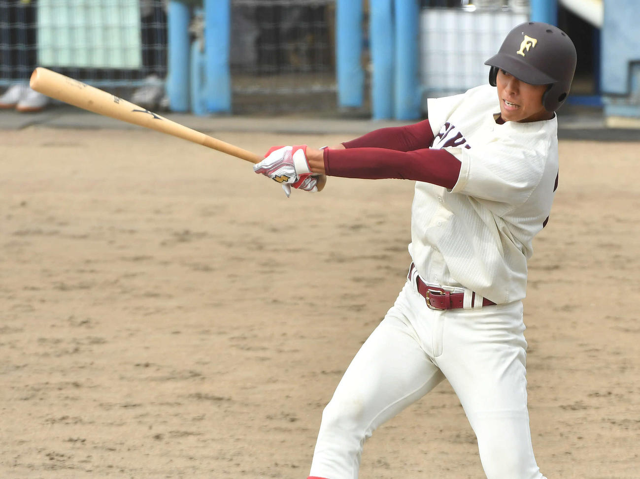 北九大対福岡大　5回裏福岡大無死、山下は中二塁打を放つ（撮影・岩下翔太）