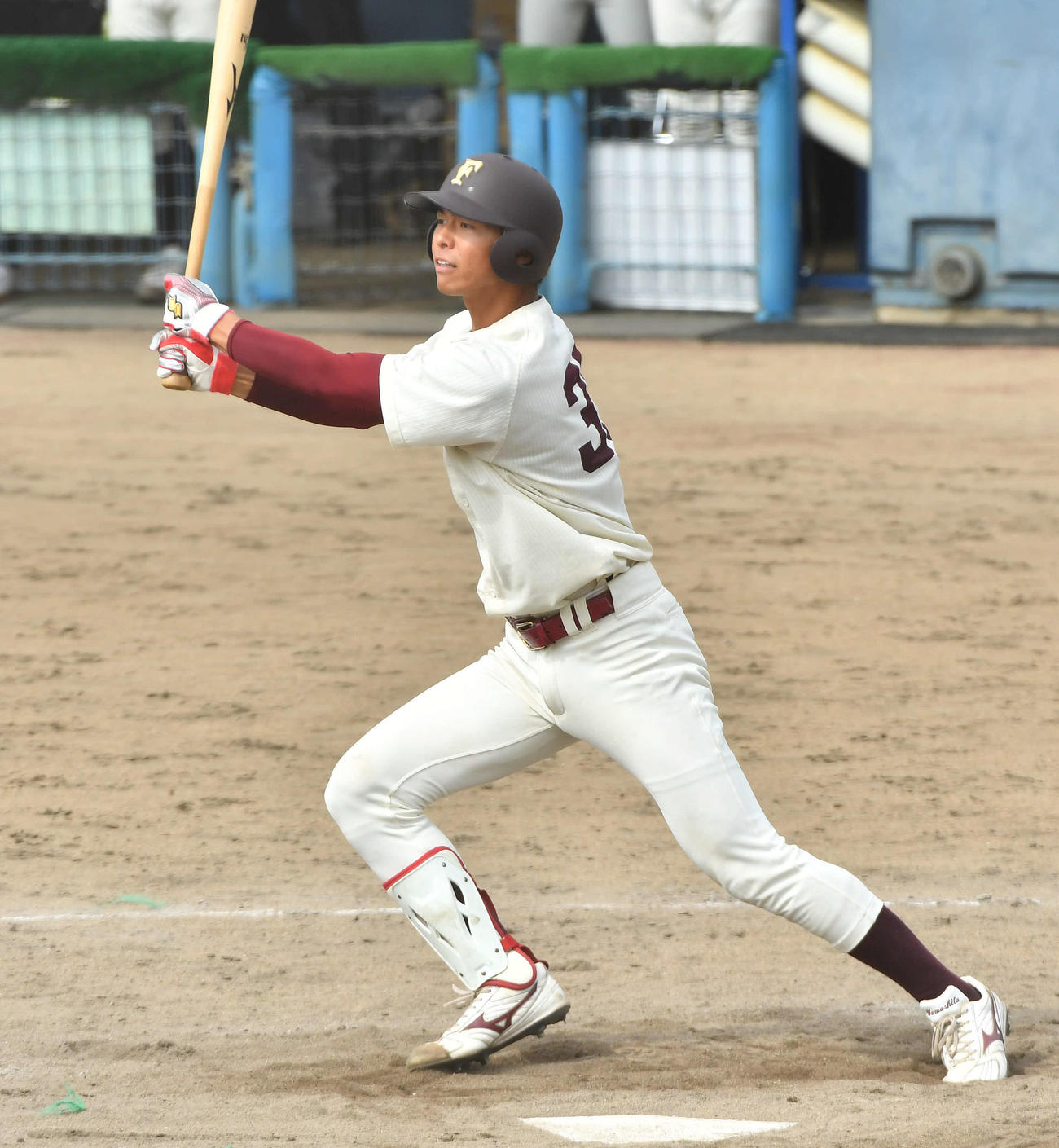 北九大対福岡大　5回裏福岡大無死、山下は中二塁打を放つ（撮影・岩下翔太）