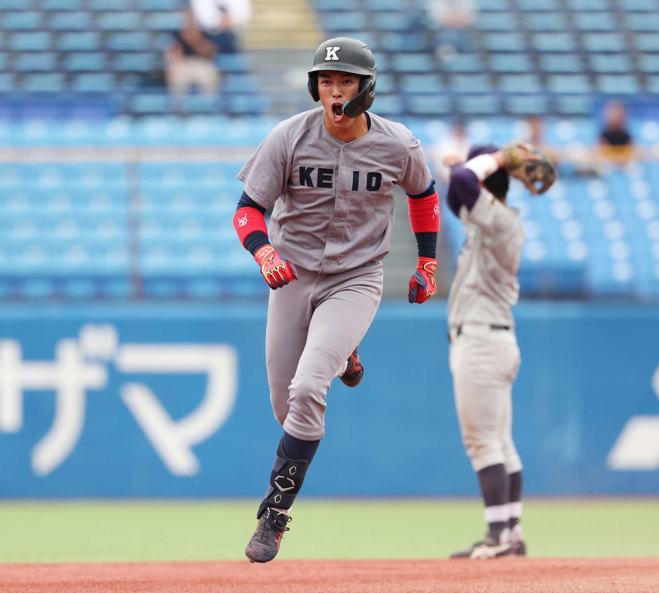明大対慶大　9回裏慶大2死、中越え同点ソロ本塁打を放ち喜びを爆発させる清原（撮影・宮地輝）