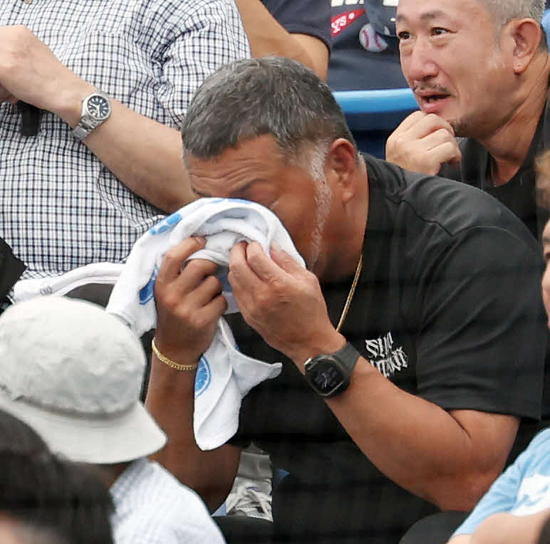 明大対慶大　9回裏慶大2死、長男正吾が中越え同点ソロ本塁打を放ち涙を拭う清原和博氏（撮影・宮地輝）