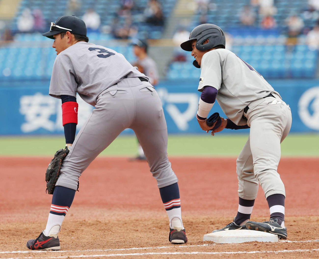 明大対慶大　3回表明大1死、右前打を放ちリーグ戦通算100安打とする宗山。左は一塁手清原（撮影・宮地輝）