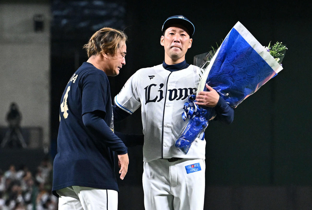 西武対ロッテ　引退セレモニーで西武平井（左）から花束を受け取った増田（撮影・滝沢徹郎）