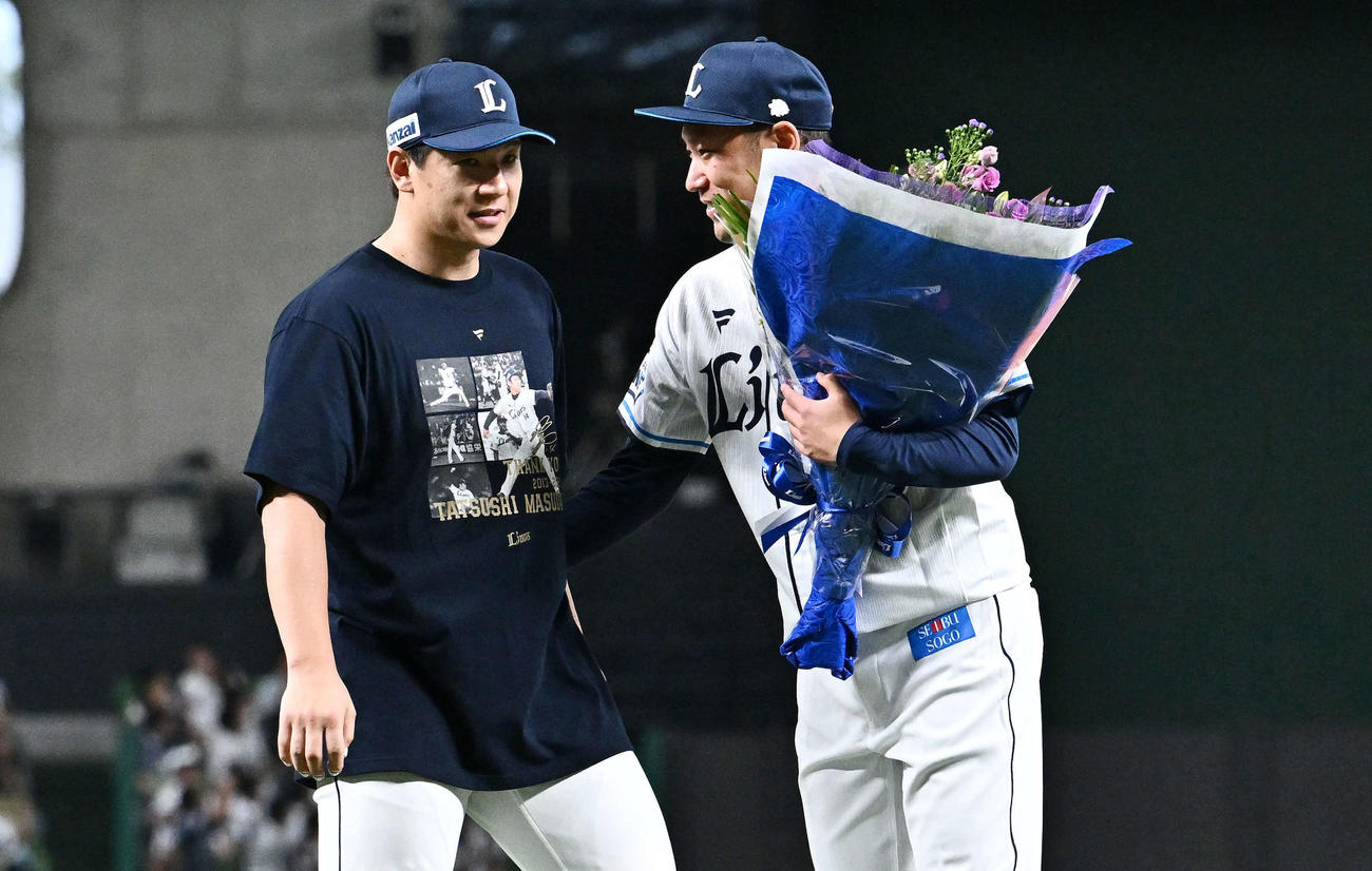 西武対ロッテ　引退セレモニーで西武炭谷（左）から花束を受け取った増田（撮影・滝沢徹郎）