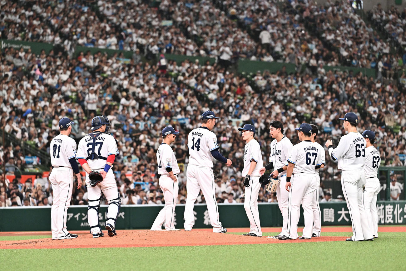 西武対ロッテ　7回表、交代を告げられた西武3番手の増田（左から4人目）はナインと言葉を交わす（撮影・滝沢徹郎）