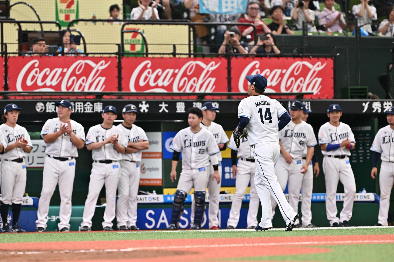 西武対ロッテ　7回表、降板する西武3番手の増田（手前）（撮影・滝沢徹郎）