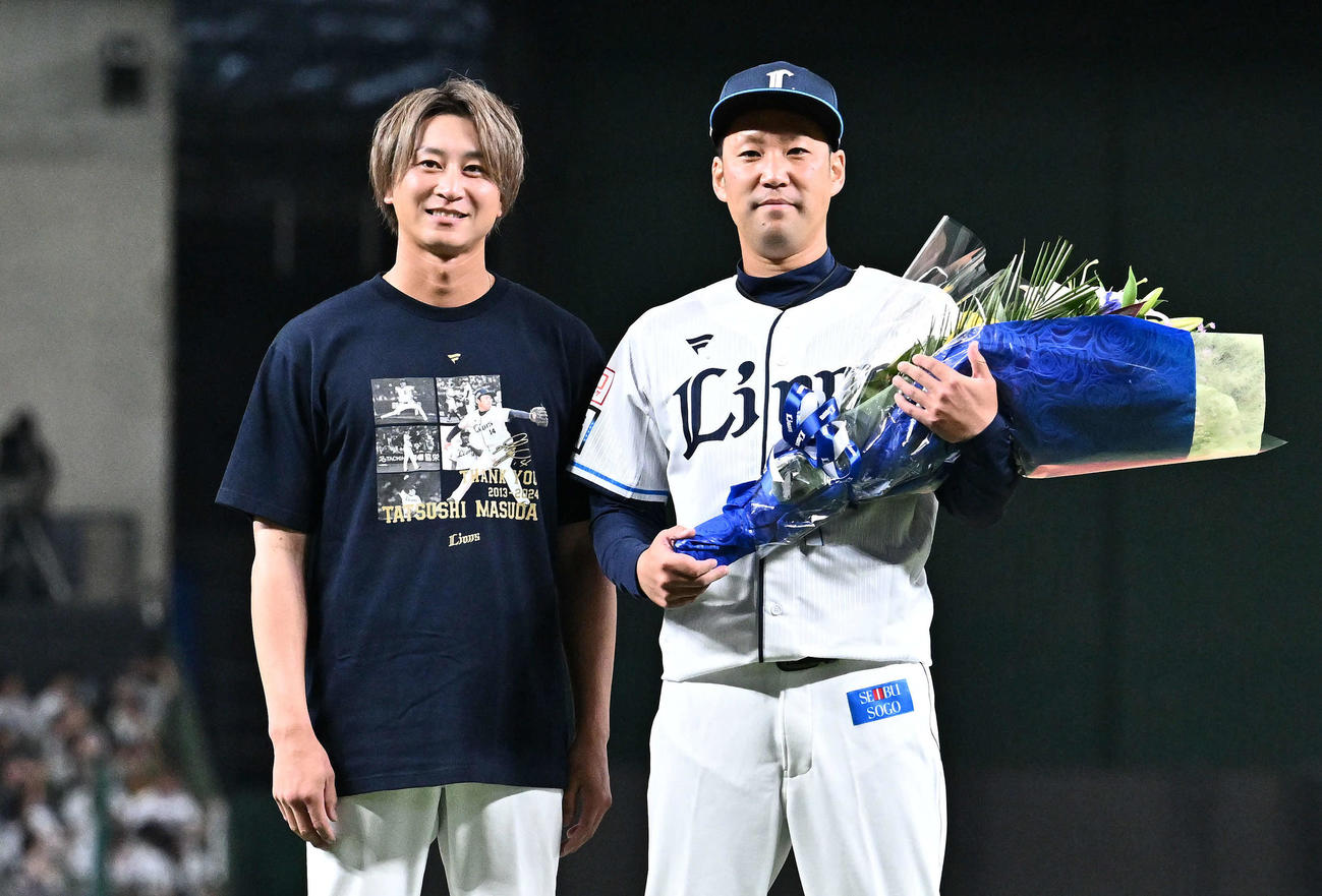 西武対ロッテ　引退セレモニーで金子氏（左）から花束を受け取った西武増田（撮影・滝沢徹郎）