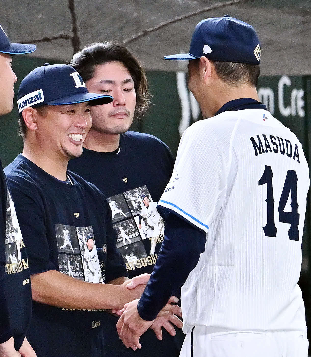 西武対ロッテ　引退セレモニーで西武増田（右）は岡田氏と握手を交わす（撮影・滝沢徹郎）