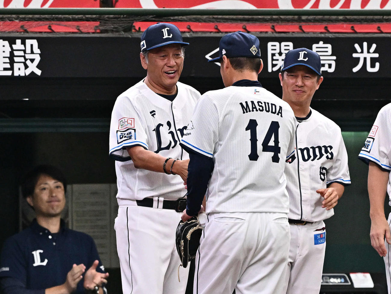 西武対ロッテ　7回表、西武渡辺GM兼監督代行（左から2人目）は降板した3番手の増田を迎える（撮影・滝沢徹郎）