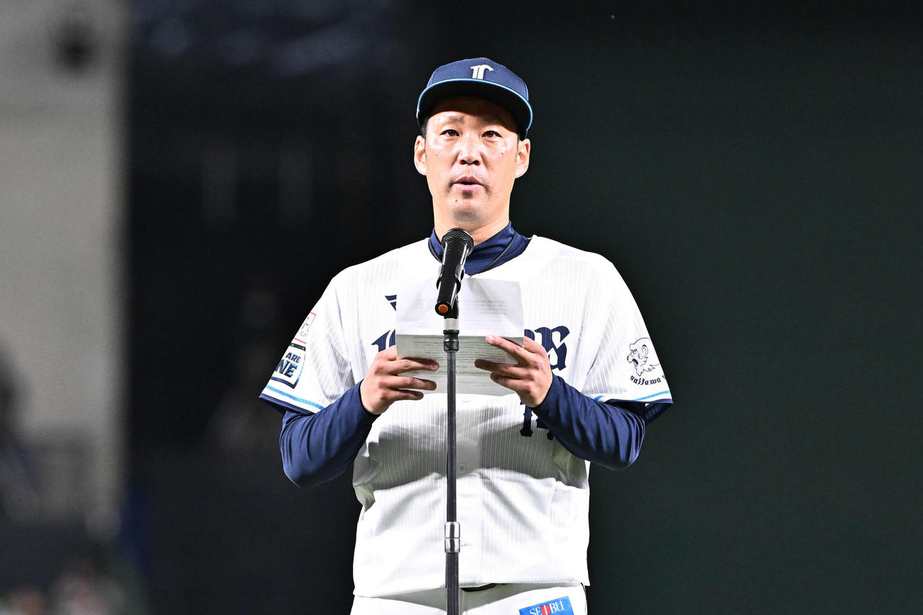 西武対ロッテ　引退セレモニーであいさつする西武増田（撮影・滝沢徹郎）