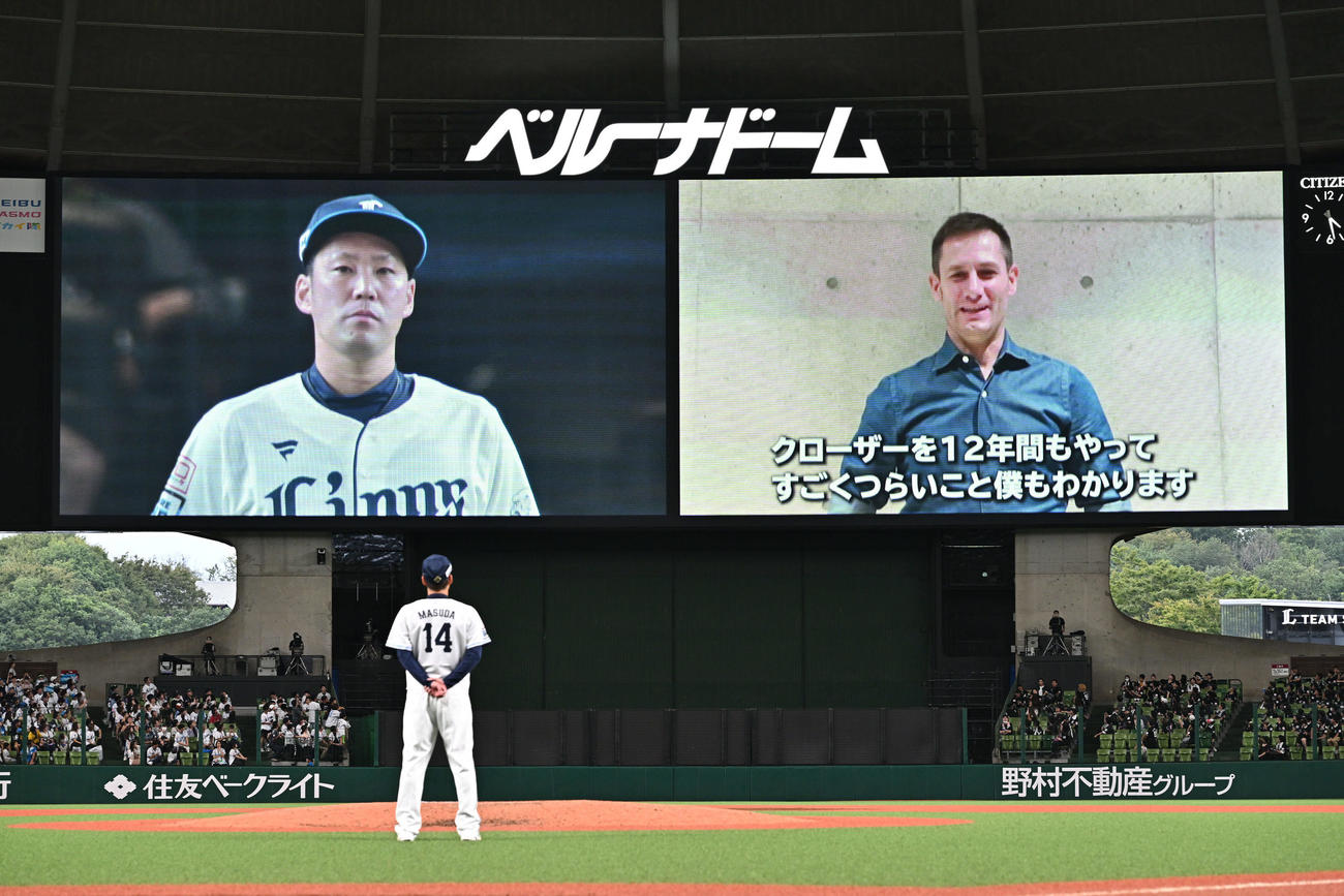西武対ロッテ　西武増田の引退セレモニーでM・デムーロ騎手からのメッセージが流される（撮影・滝沢徹郎）