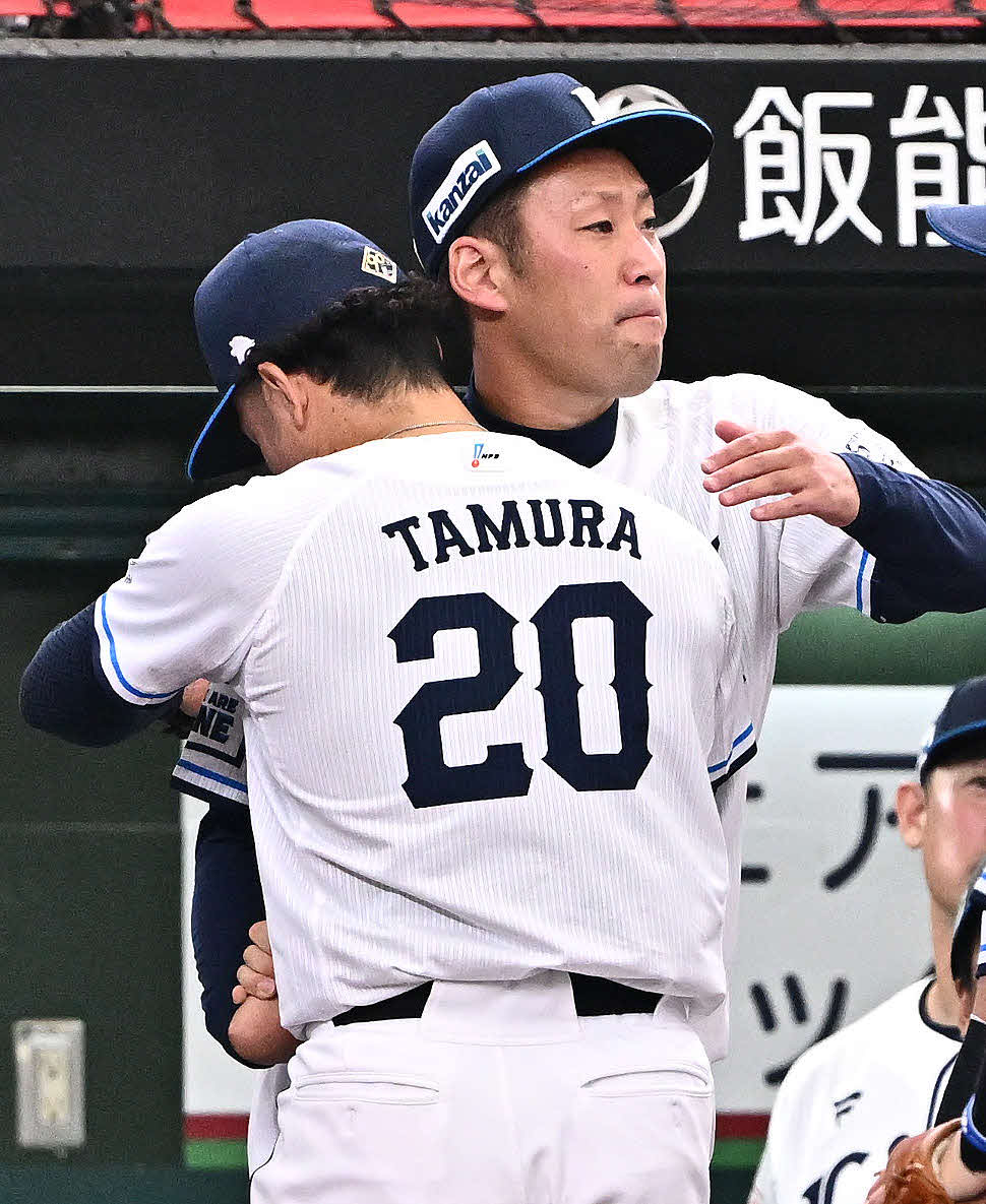 西武対ロッテ　7回表途中から西武4番手で登板した田村（手前）とハグする増田（撮影・滝沢徹郎）