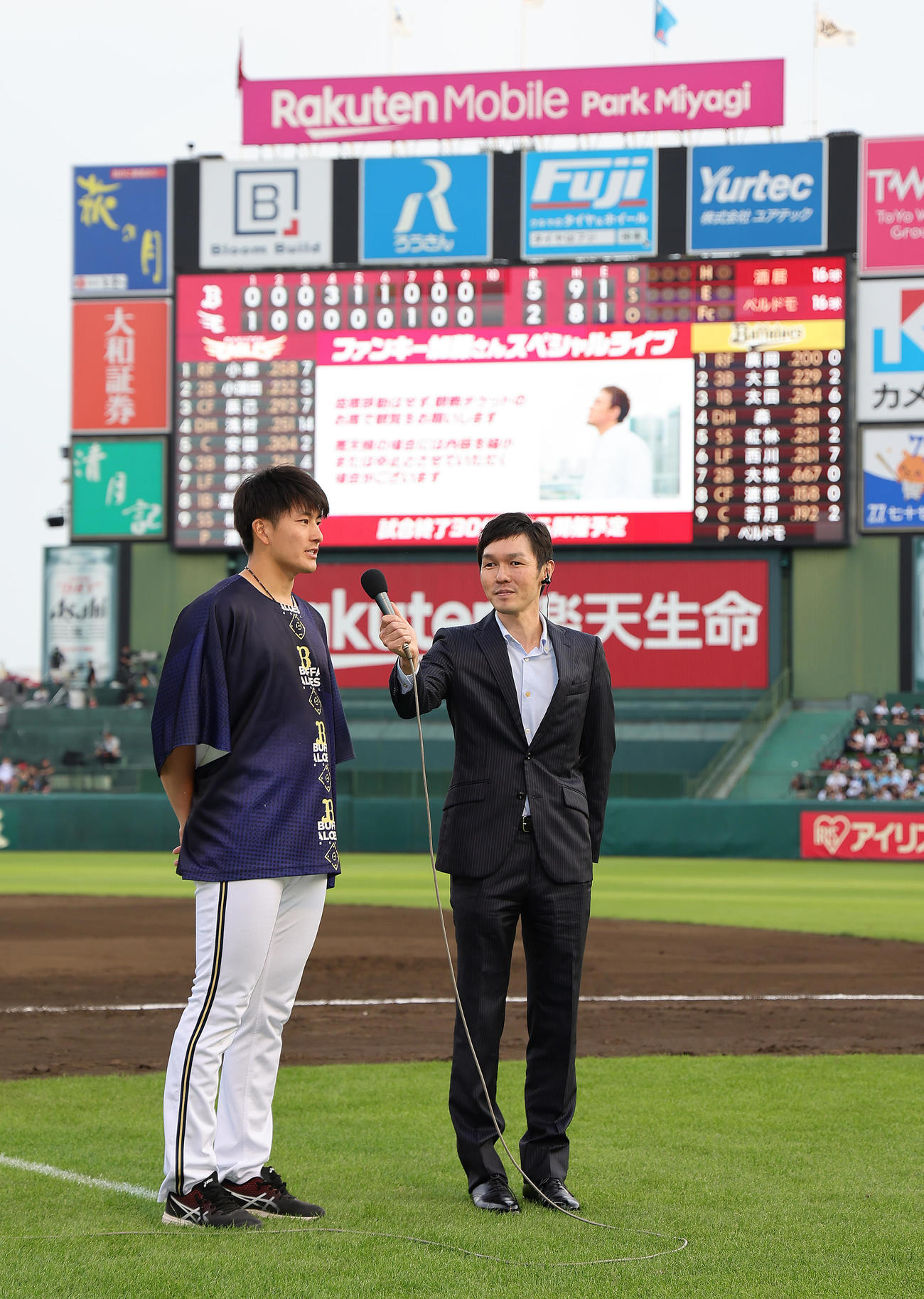楽天対オリックス　2勝目を挙げヒーローインタビューを受けるオリックス高島（左）（撮影・足立雅史）