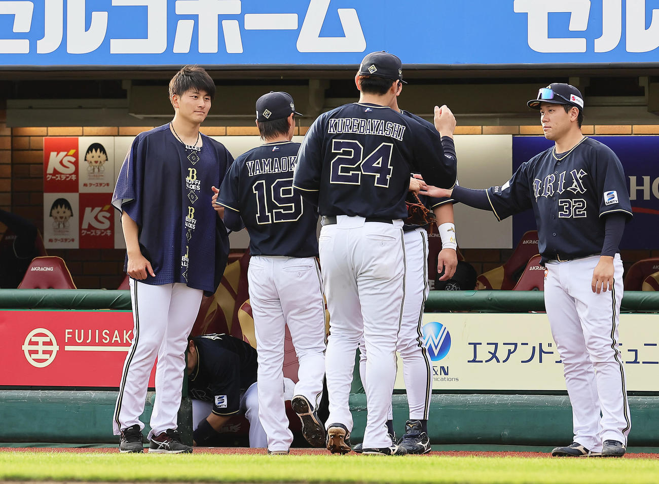 楽天対オリックス　8回途中から登板し、後続を抑えたオリックス山岡（左から2人目）らを迎える高島（左端）（撮影・足立雅史）
