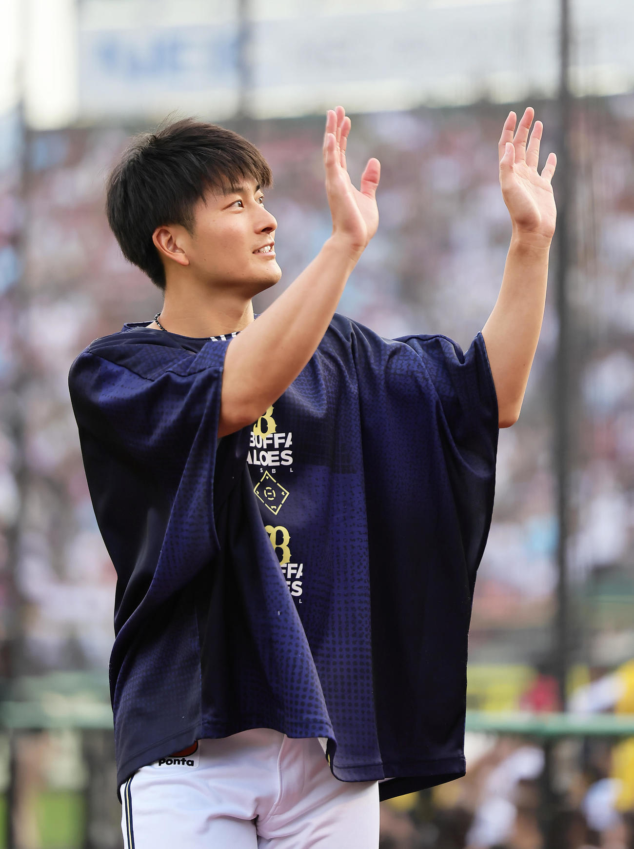 楽天対オリックス　2勝目を挙げスタンドの声援に手を振って応えるオリックス高島（撮影・足立雅史）