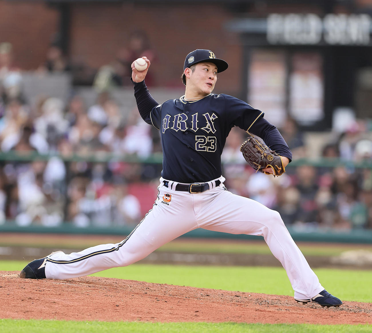 楽天対オリックス　8回から登板したオリックス吉田（撮影・足立雅史）