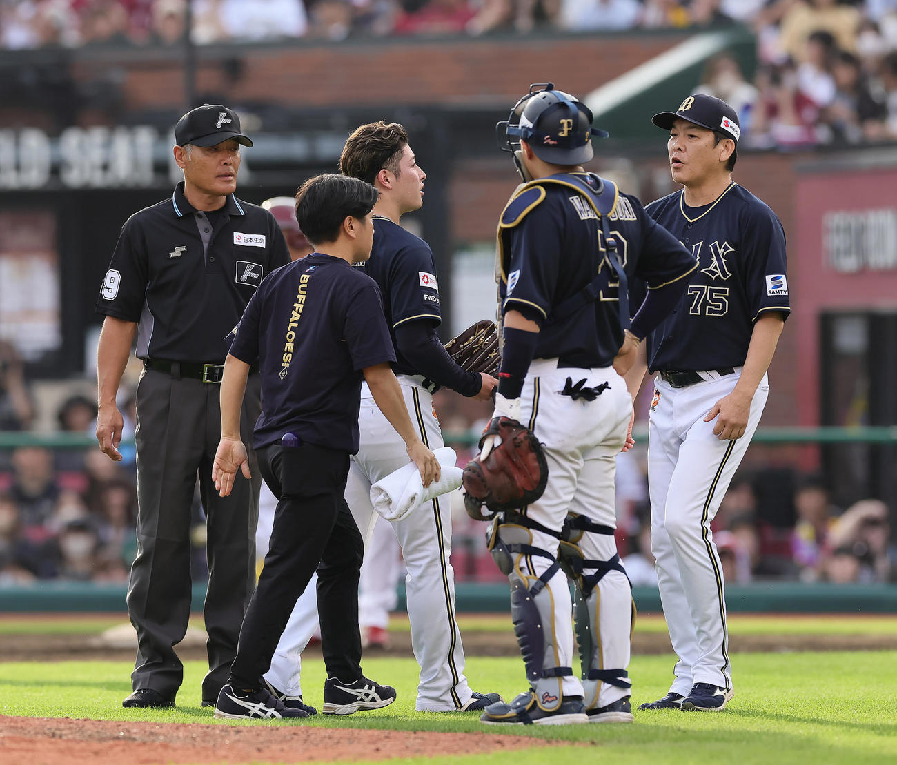 楽天対オリックス　8回裏楽天1死、浅村に死球を与えた吉田（中央）は治療のためベンチに下がる（撮影・足立雅史）
