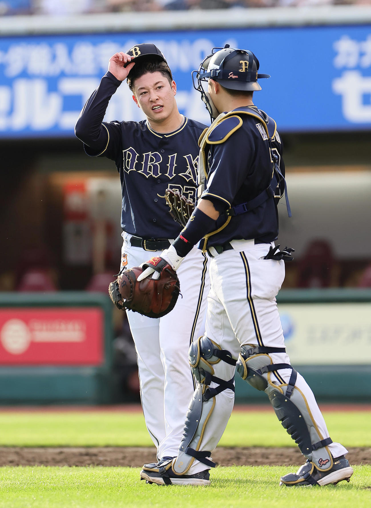 楽天対オリックス　8回裏楽天1死、浅村に死球を与えた吉田（左）（撮影・足立雅史）