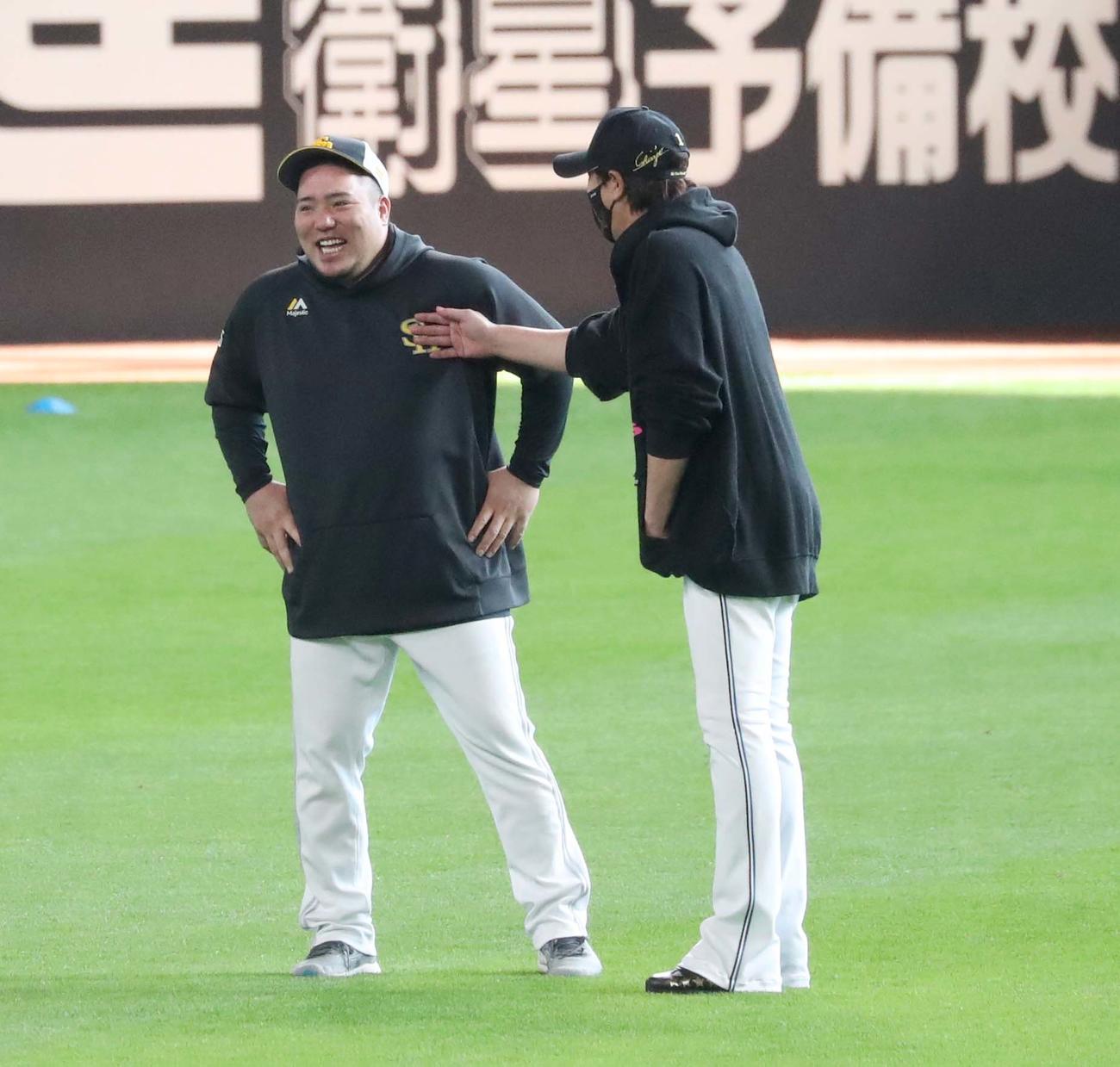 日本ハム対ソフトバンク　試合雨、山川（左）と話す新庄監督（撮影・黒川智章）