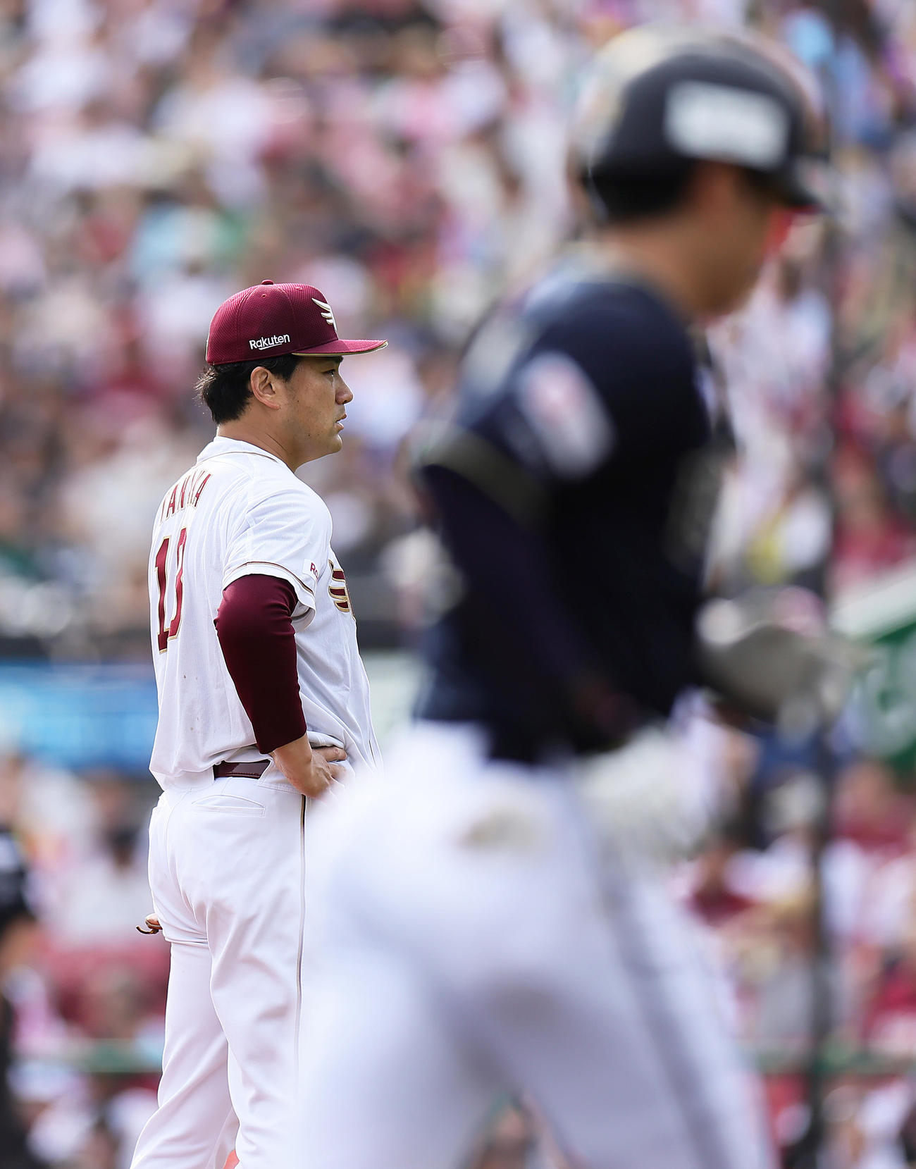 楽天対オリックス　5回表オリックス1死、太田（手前）にソロ本塁打を浴びた田中将（撮影・足立雅史）