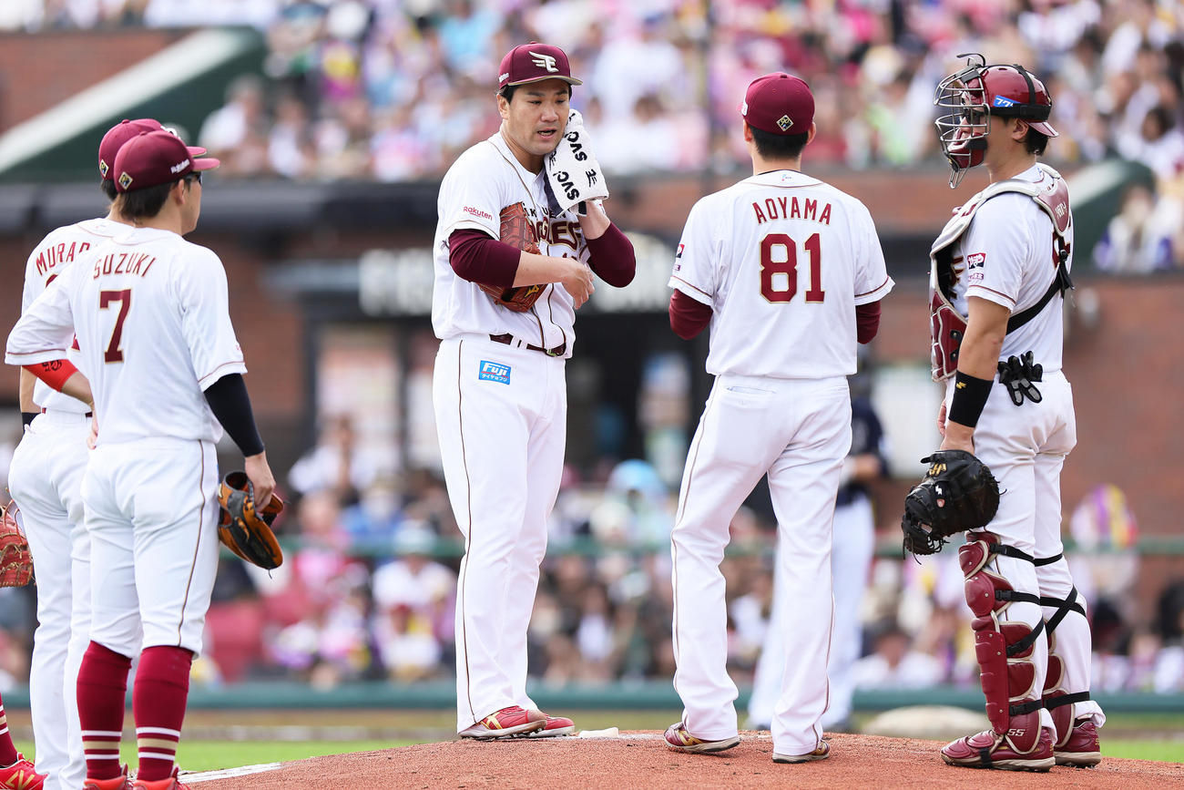 楽天対オリックス　4回、マウンドで汗を拭う楽天田中将（中央左）（撮影・足立雅史）