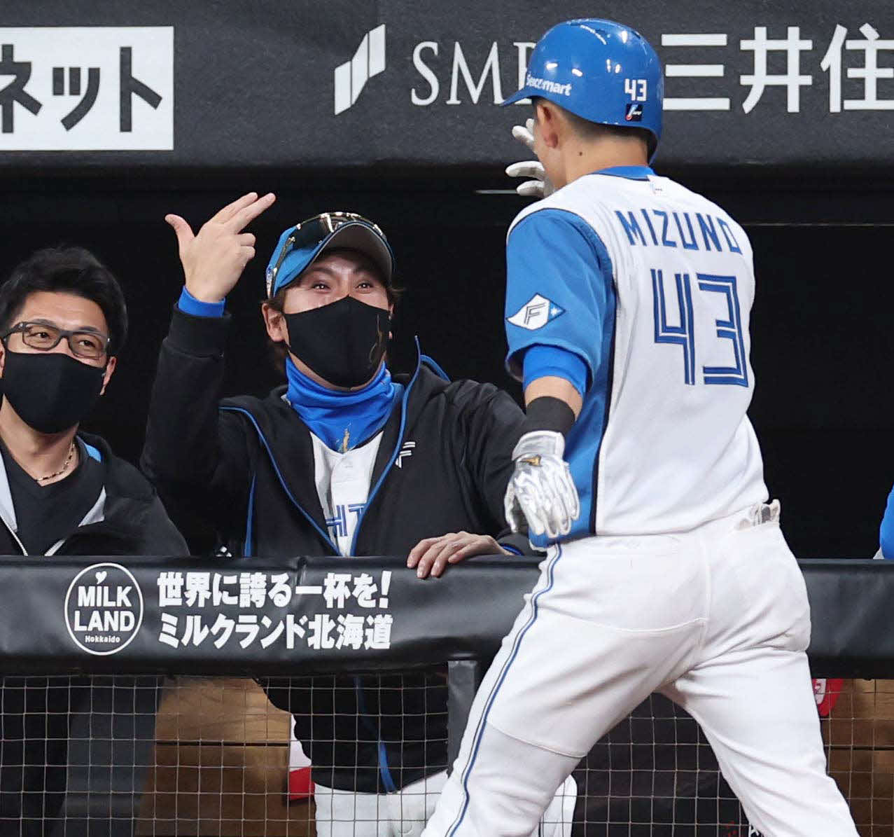 日本ハム対ソフトバンク　9回裏日本ハム1死、左越え本塁打を放った水野を出迎える新庄監督（撮影・黒川智章）