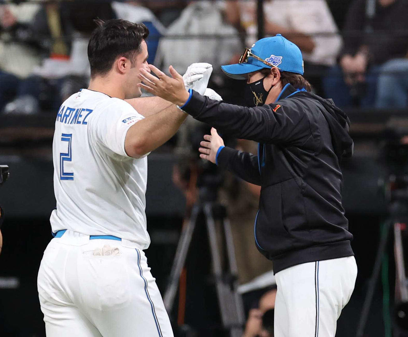 日本ハム対ソフトバンク　9回裏、サヨナラ打を放ったマルティネスを出迎える新庄監督（撮影・黒川智章）