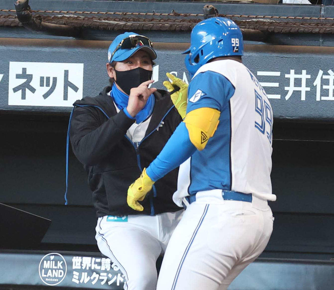 日本ハム対ソフトバンク　3回裏日本ハム2死、レイエスの左越え本塁打が「新庄ボード」にもう少しで当たりそうになり「もうちょっと」ポーズで出迎える新庄監督（撮影・黒川智章）