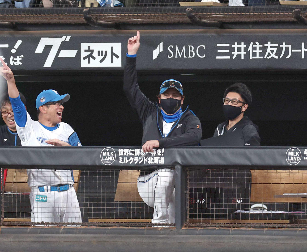 日本ハム対ソフトバンク　9回裏、マルティネスがサヨナラ打を放った瞬間、ベンチでポーズをとる新庄監督（左から2人目）（撮影・黒川智章）