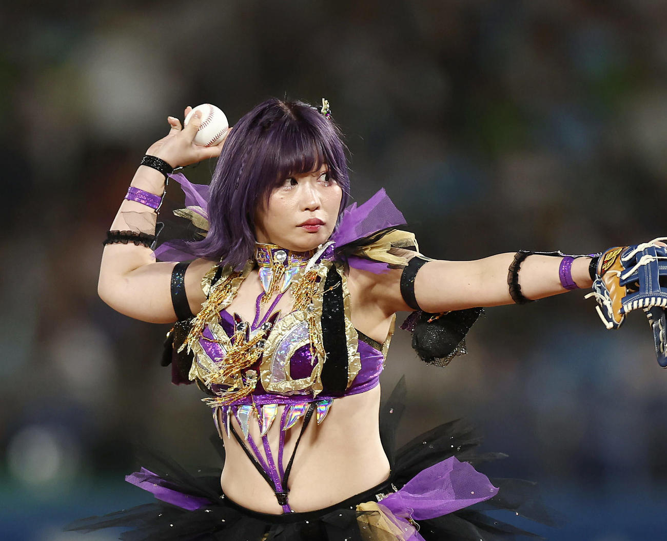 ヤクルト対阪神　始球式を務める女子プロレスラーの中野たむ（撮影・前田充）