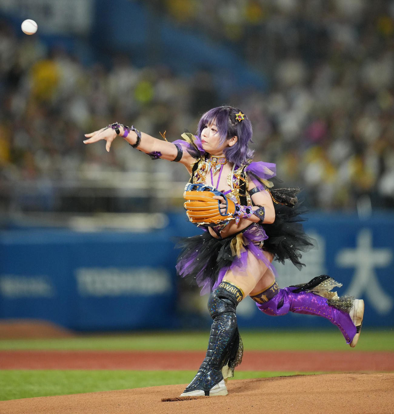 ヤクルト対阪神　試合前、始球式を務める中野たむ（撮影・垰建太）