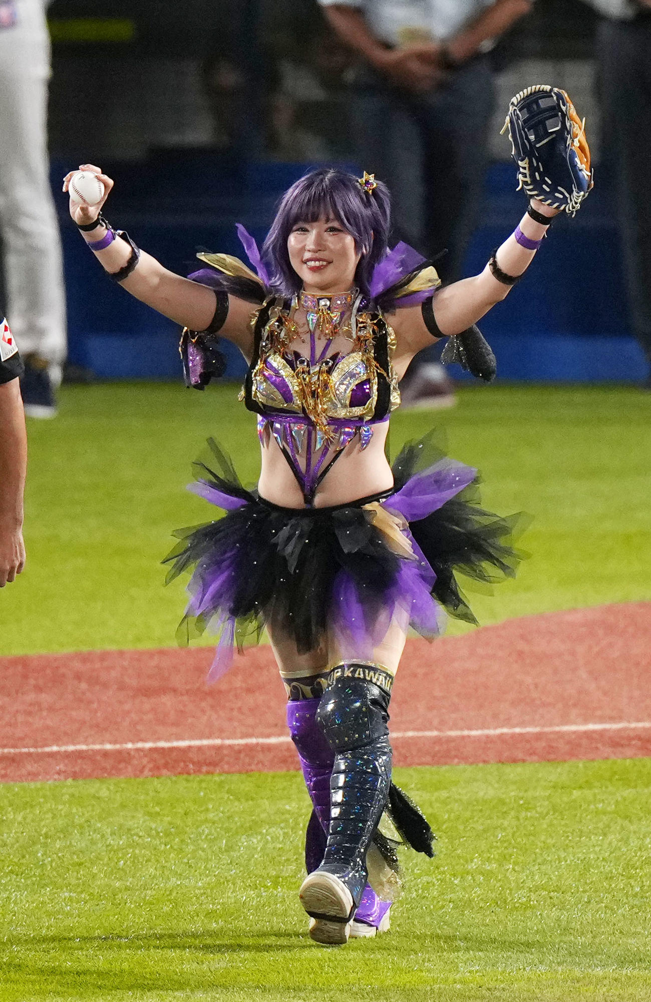 ヤクルト対阪神　始球式に登場した中野たむ（撮影・横山健太）
