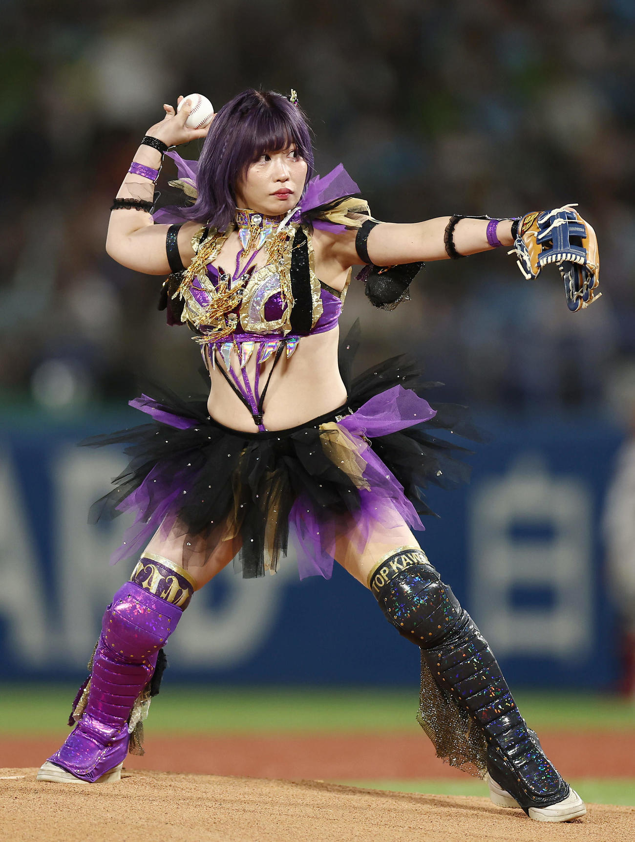 ヤクルト対阪神　始球式を務める女子プロレスラーの中野たむ（撮影・前田充）
