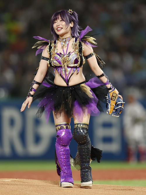 ヤクルト】女子プロレス、スターダムの“宇宙一カワイイ”中野たむが始球