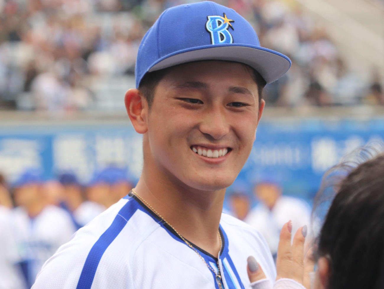 イースタン・リーグ優勝が決め、笑顔を見せるDeNA松尾（撮影・小早川宗一郎）