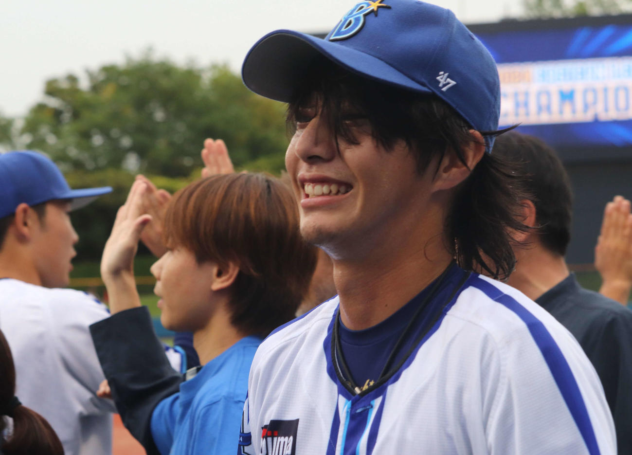 イースタン・リーグ優勝が決め、笑顔で喜ぶDeNA度会（撮影・小早川宗一郎）