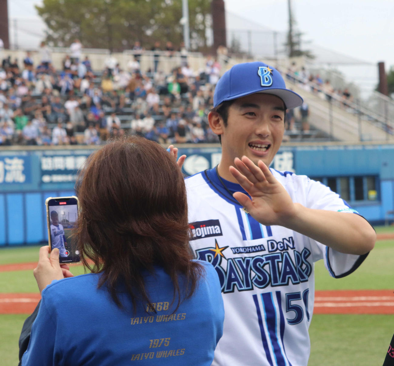 イースタン・リーグ優勝が決め、グラウンドには右尺骨骨折で離脱中のDeNA山本の姿も（撮影・小早川宗一郎）