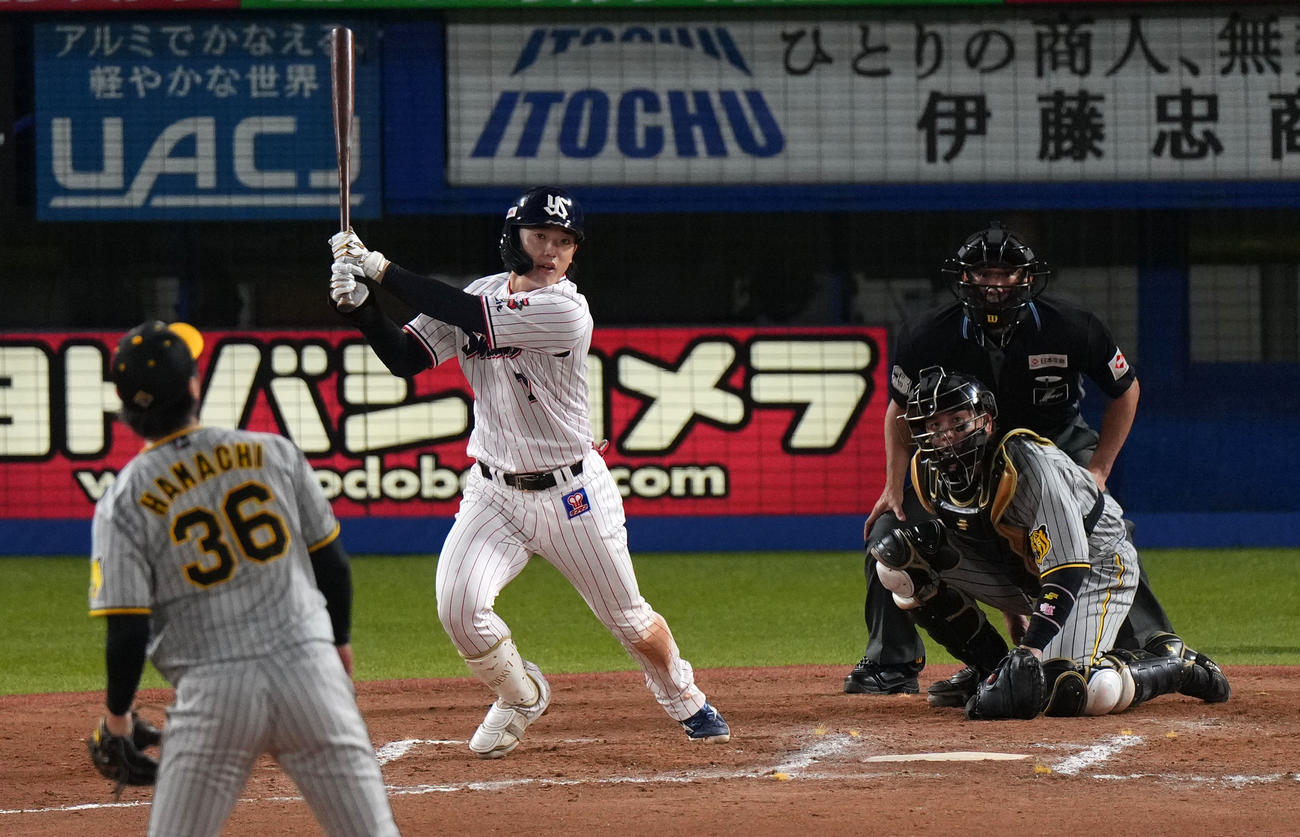 ヤクルト対阪神　7回裏ヤクルト2死三塁、中前適時打を放つ長岡。投手浜地（撮影・横山健太）