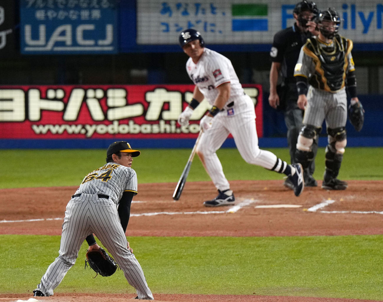 ヤクルト対阪神　6回裏ヤクルト2死一、二塁、オスナの放った打球を見上げる岡留（撮影・横山健太）