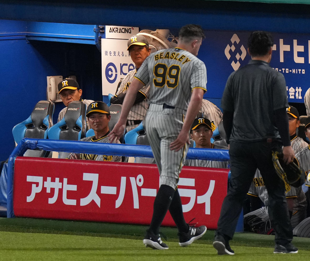 ヤクルト対阪神　2回裏ヤクルト無死、丸山和の打球が足に直撃し治療に向かうビーズリー（右）を心配そうに見つめる岡田監督（左）（撮影・横山健太）