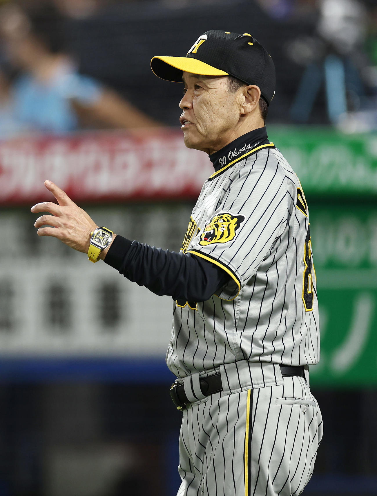 ヤクルト対阪神　3回表を終え、選手交代を告げる阪神岡田監督（撮影・前田充）