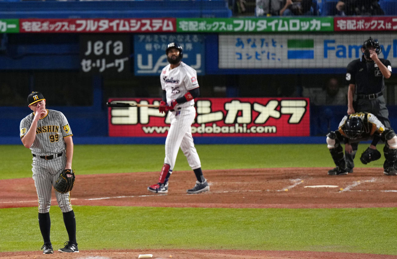 ヤクルト対阪神　2回裏ヤクルト2死一、二塁、サンタナに左越え3点本塁打を浴び肩を落とすビーズリー（左）（撮影・横山健太）