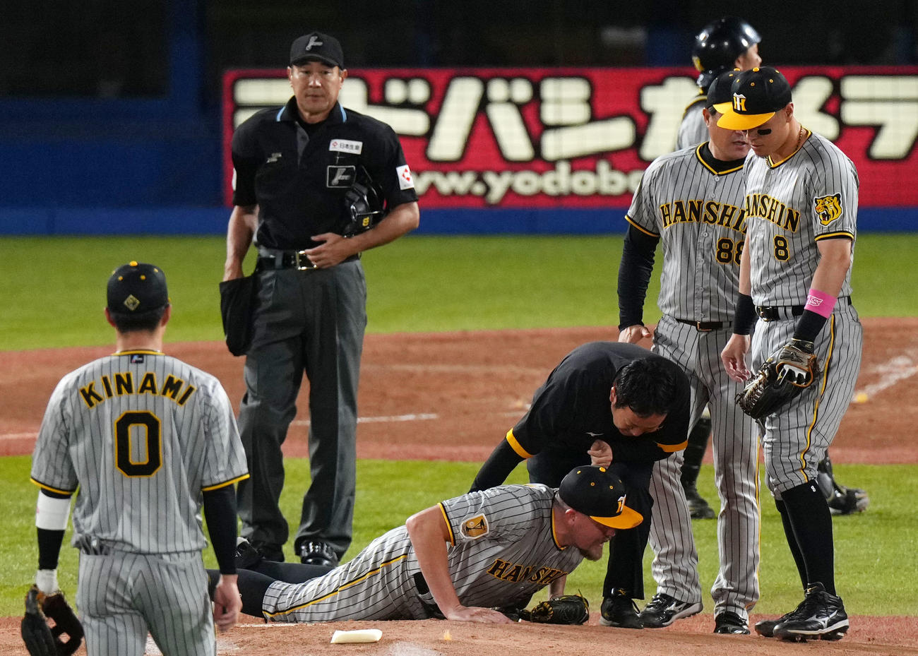ヤクルト対阪神　2回裏ヤクルト無死、丸山和也の打球が足に直撃し倒れ込むビーズリー（中央）（撮影・横山健太）