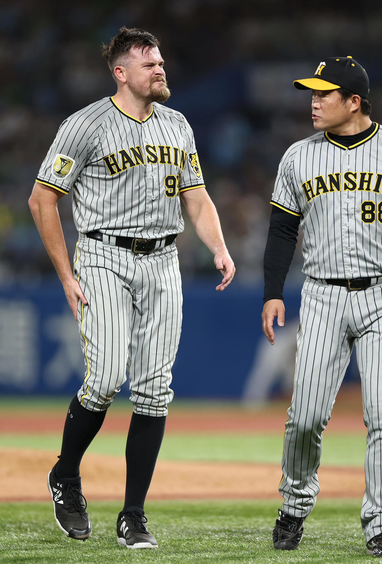 ヤクルト対阪神　2回裏ヤクルト無死、丸山和の打球が直撃し、足を触りながら治療に向かうビーズリー。右は安藤投手コーチ（撮影・前田充）