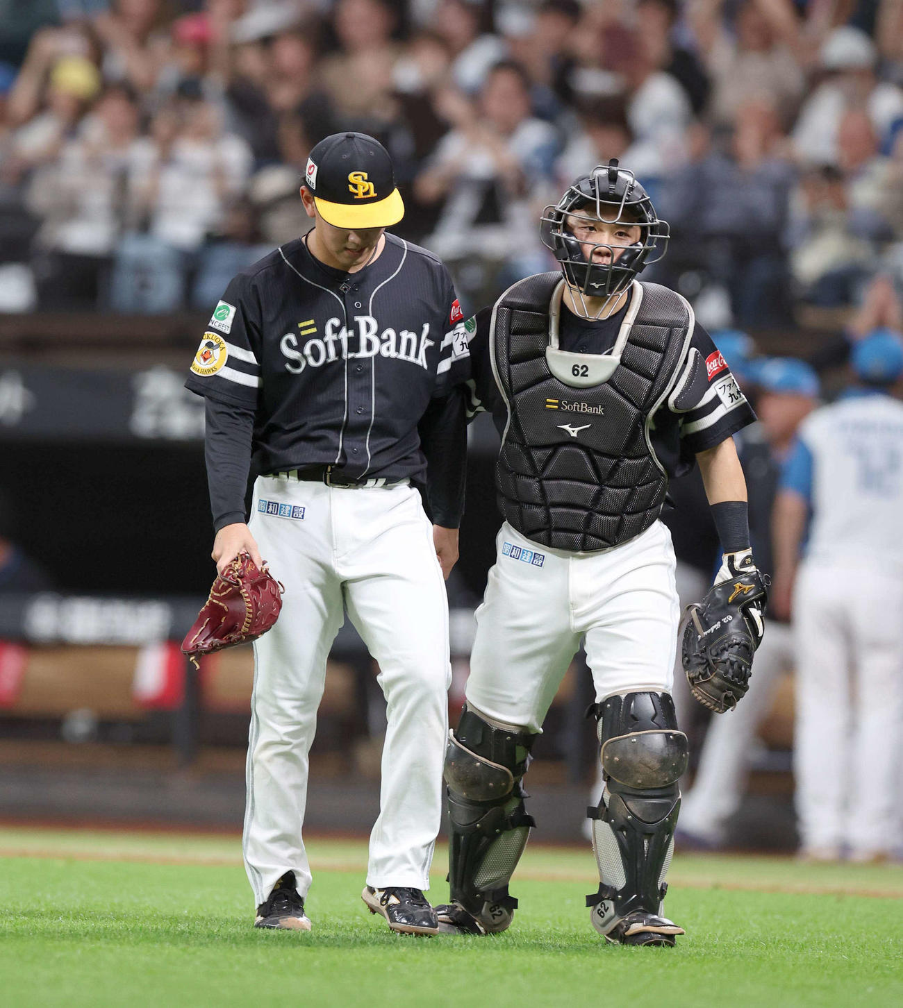 日本ハム対ソフトバンク　9回裏、マルティネスにサヨナラ打を浴び肩を落とし引き揚げる岩井（左）（撮影・黒川智章）