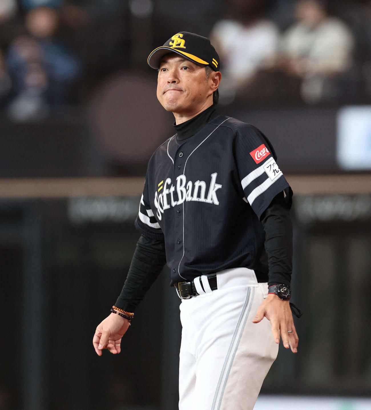 日本ハム対ソフトバンク　選手交代を告げる小久保監督（撮影・黒川智章）