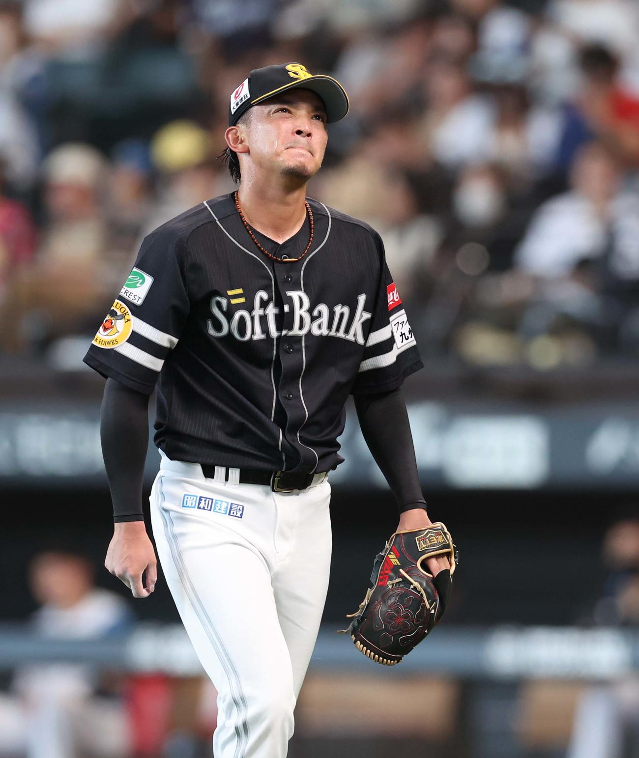 日本ハム対ソフトバンク　3回裏、レイエスに本塁打を浴び渋い表情で引き揚げる東浜（撮影・黒川智章）