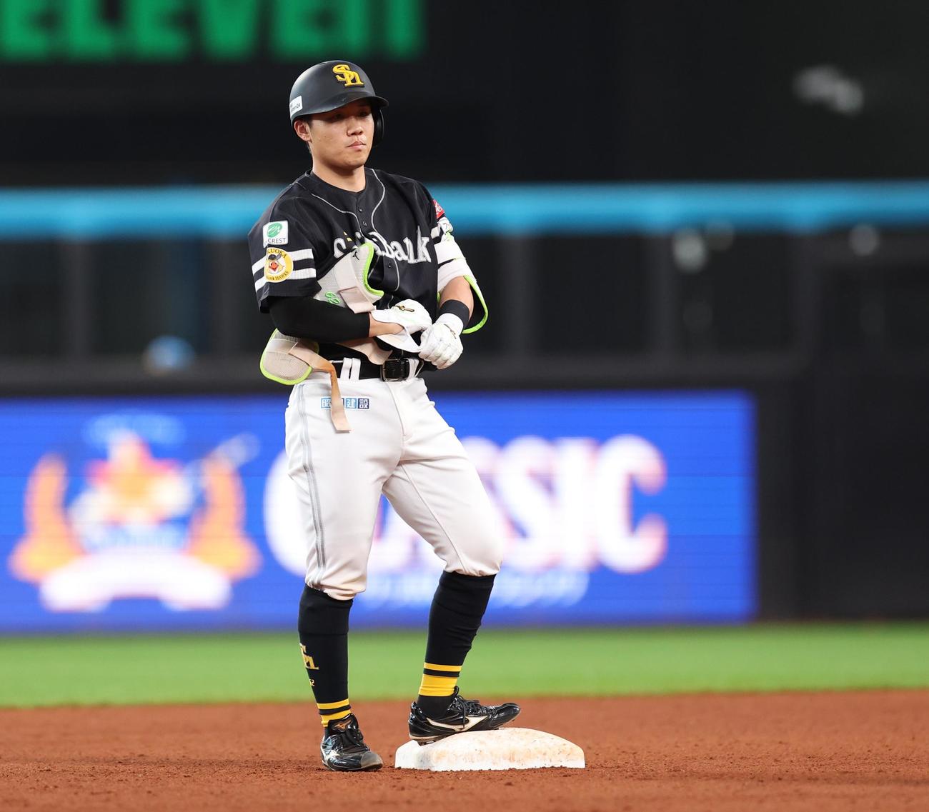 日本ハム対ソフトバンク　8回表ソフトバンク2死、右中間に二塁打を放つ海野（撮影・黒川智章）