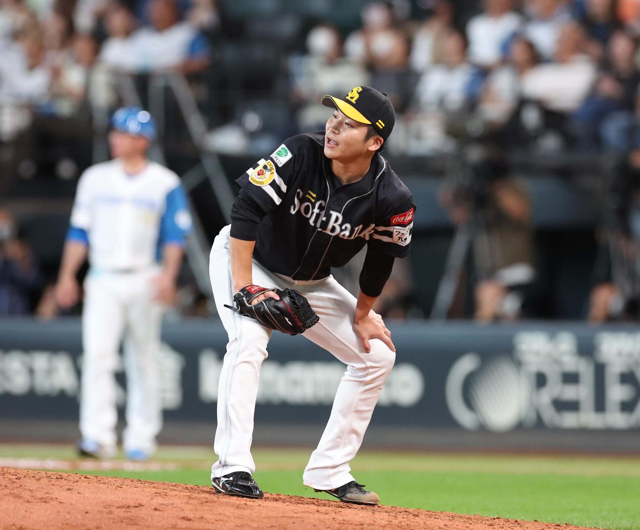 日本ハム対ソフトバンク　7回裏日本ハム2死、水谷に本塁打を浴びる長谷川（撮影・黒川智章）
