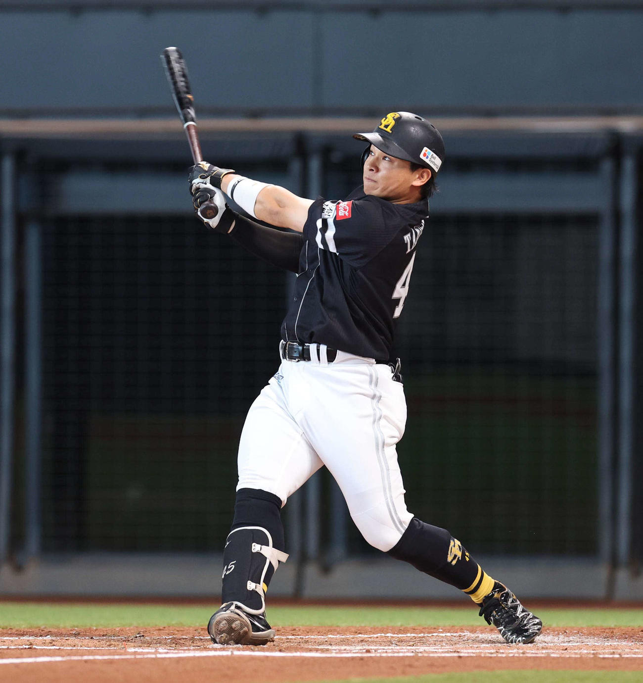 日本ハム対ソフトバンク　2回表ソフトバンク1死一塁、右中間に適時二塁打を放つ谷川原（撮影・黒川智章）