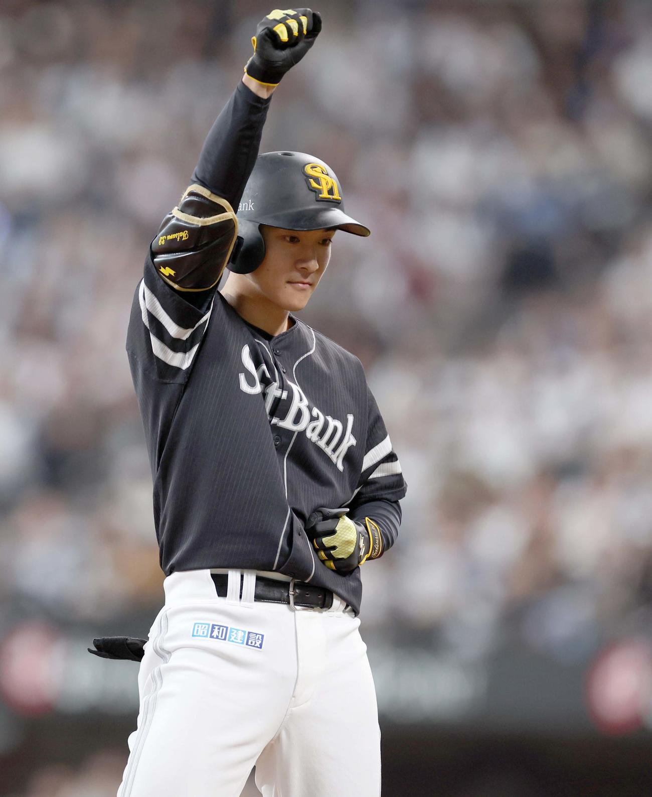 日本ハム対ソフトバンク　8回表ソフトバンク2死二塁、中越え適時三塁打を放ちガッツポーズの柳町（撮影・黒川智章）